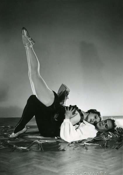 Mustavalkoinen kuva, jossa kaksi balettitanssijaa makaa lattialla sylikkäin.